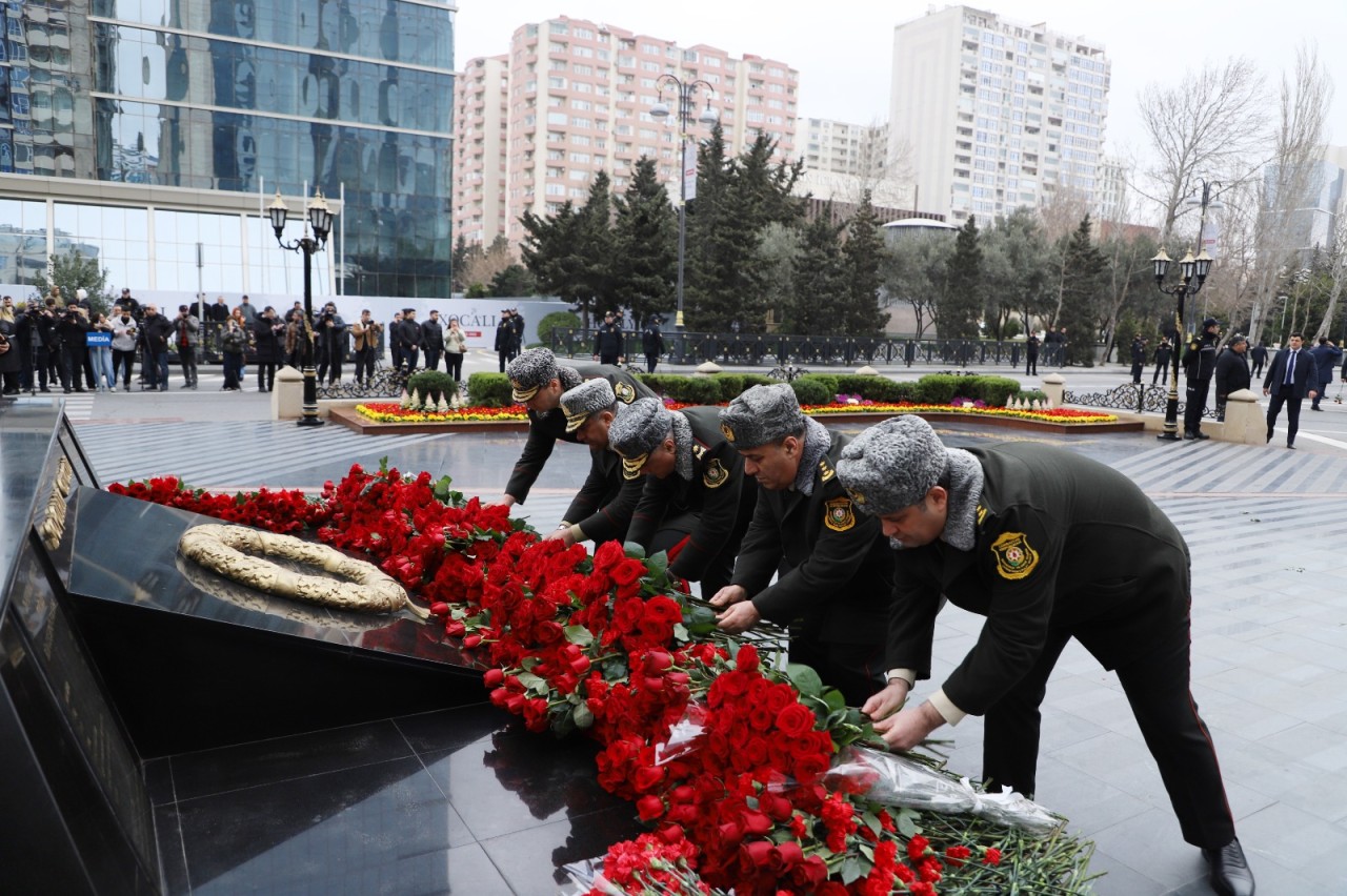 Dövlət Xidmətinin rəhbərliyi Xocalı soyqırımı abidəsini ziyarət edib - FOTOLAR